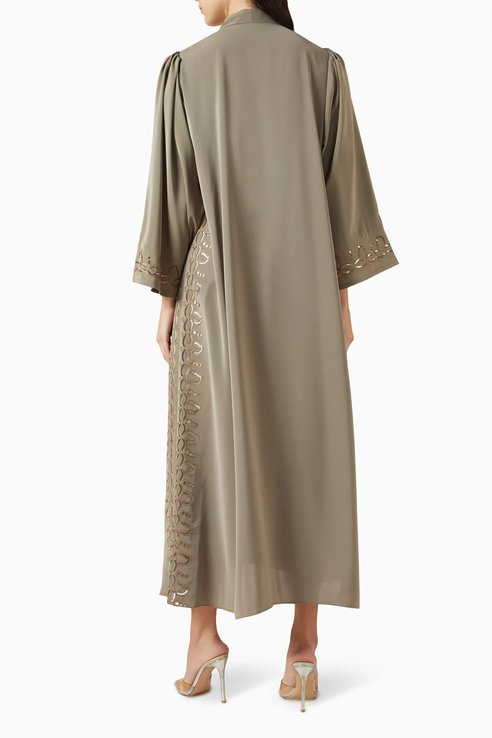 عباية بتطريزات مقصوصة - الصورة 2