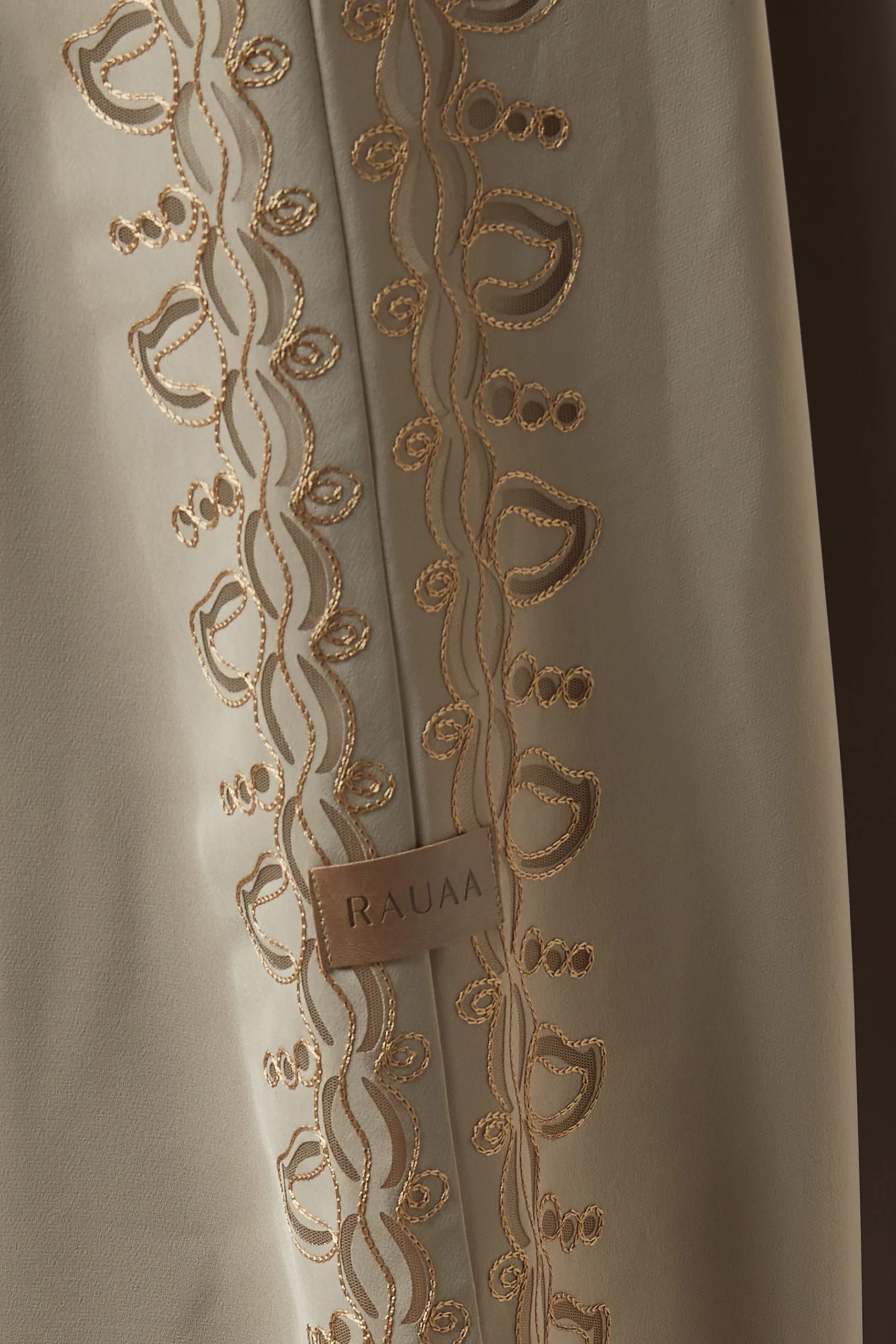 عباية بتطريزات مقصوصة - الصورة 3