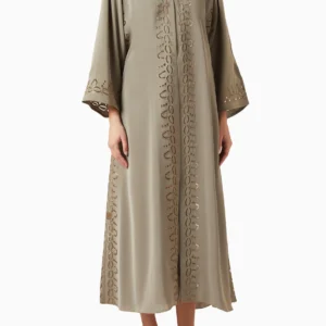 عباية بتطريزات مقصوصة