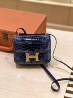 ⁦شنطة كونستانس جلد تمساح 18 سم – تصميم فاخر بإبزيم ذهبي وألوان مميزة⁩ - الصورة ⁦3⁩