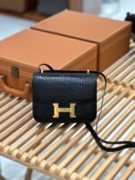 ⁦شنطة كونستانس جلد تمساح 18 سم – تصميم فاخر بإبزيم ذهبي وألوان مميزة⁩ - الصورة ⁦4⁩