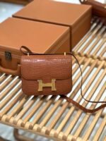 ⁦شنطة كونستانس جلد تمساح 18 سم – تصميم فاخر بإبزيم ذهبي وألوان مميزة⁩ - الصورة ⁦5⁩