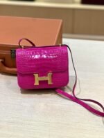 ⁦شنطة كونستانس جلد تمساح 18 سم – تصميم فاخر بإبزيم ذهبي وألوان مميزة⁩ - الصورة ⁦6⁩