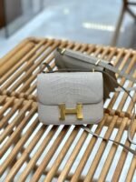 ⁦شنطة كونستانس جلد تمساح 18 سم – تصميم فاخر بإبزيم ذهبي وألوان مميزة⁩ - الصورة ⁦7⁩