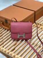 ⁦شنطة كونستانس جلد تمساح 18 سم – تصميم فاخر بإبزيم ذهبي وألوان مميزة⁩ - الصورة ⁦2⁩