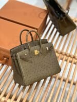 ⁦شنطة بيركن جلد نعامة 25 سم – تصميم فاخر بألوان راقية وإغلاق كلاسيك⁩ - الصورة ⁦3⁩