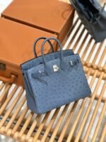 ⁦شنطة بيركن جلد نعامة 25 سم – تصميم فاخر بألوان راقية وإغلاق كلاسيك⁩ - الصورة ⁦5⁩