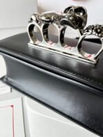 ⁦شنطة يد نسائية Alexander McQueen –اسود⁩ - الصورة ⁦3⁩