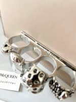 ⁦شنطة يد نسائية Alexander McQueen لون بيج⁩ - الصورة ⁦2⁩