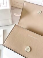 ⁦شنطة يد نسائية Alexander McQueen لون بيج⁩ - الصورة ⁦5⁩