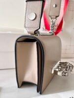 ⁦شنطة يد نسائية Alexander McQueen لون بيج⁩ - الصورة ⁦4⁩