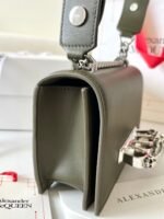 ⁦شنطة يد نسائية Alexander McQueen اشكال مختلفة⁩ - الصورة ⁦11⁩