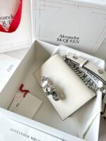 شنطة يد نسائية Alexander McQueen – لون أبيض فاخر