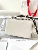 ⁦شنطة يد نسائية Alexander McQueen – لون أبيض فاخر⁩ - الصورة ⁦2⁩