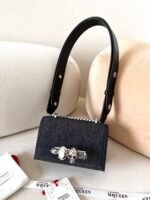 ⁦شنطة يد نسائية Alexander McQueen اشكال مختلفة⁩ - الصورة ⁦14⁩