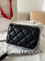 ⁦شنطة يد نسائية Alexander McQueen اشكال مختلفة⁩ - الصورة ⁦17⁩