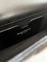 ⁦شنطة يد نسائية Alexander McQueen اشكال مختلفة⁩ - الصورة ⁦18⁩