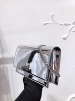 ⁦شنطة يد نسائية Alexander McQueen اشكال مختلفة⁩ - الصورة ⁦21⁩