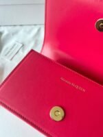 ⁦شنطة يد نسائية Alexander McQueen – لون احمر⁩ - الصورة ⁦3⁩