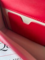 ⁦شنطة يد نسائية Alexander McQueen – لون احمر⁩ - الصورة ⁦4⁩