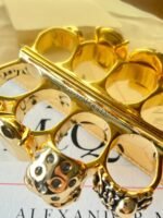 ⁦شنطة يد نسائية Alexander McQueen – لون ذهبي⁩ - الصورة ⁦3⁩