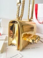 ⁦شنطة يد نسائية Alexander McQueen – لون ذهبي⁩ - الصورة ⁦2⁩