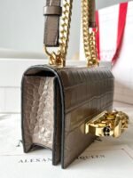 ⁦شنطة يد نسائية Alexander McQueen اشكال مختلفة⁩ - الصورة ⁦4⁩