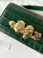 ⁦شنطة يد نسائية Alexander McQueen – جلد أخضر فاخر بنقشة⁩ - الصورة ⁦3⁩