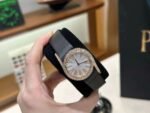 ⁦ساعة Piaget نسائي – جلد أسود بإطار ذهبي مرصع بالألماس وماكينة سويسرية⁩ - الصورة ⁦6⁩