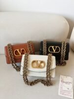 ⁦شنطة نسائية فاخرة جلد بنقشة التمساح مع سلسلة ذهبية – تصميم أنيق عصري⁩ - الصورة ⁦2⁩