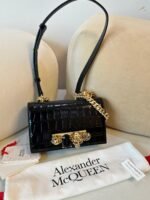 ⁦شنطة يد نسائية Alexander McQueen اشكال مختلفة⁩ - الصورة ⁦8⁩