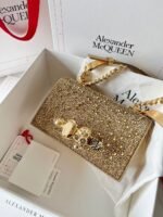 ⁦شنطة يد نسائية Alexander McQueen – لون ذهبي⁩ - الصورة ⁦5⁩