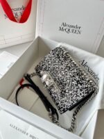 ⁦شنطة يد نسائية Alexander McQueen اشكال مختلفة⁩ - الصورة ⁦9⁩