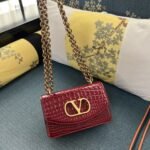 ⁦شنطة نسائية فاخرة جلد بنقشة التمساح مع سلسلة ذهبية – تصميم أنيق عصري⁩ - الصورة ⁦7⁩