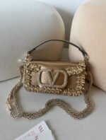 ⁦شنطة نسائية فاخرة جلد بنقشة التمساح مع سلسلة ذهبية – تصميم أنيق عصري⁩ - الصورة ⁦10⁩