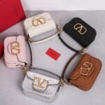 ⁦شنطة نسائية صغيرة فاخرة بتصميم أنيق مع لوقو معدني – ألوان متعددة كروس وكتف⁩ - الصورة ⁦2⁩