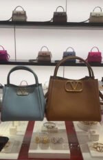 ⁦شنطة نسائية صغيرة فاخرة جلد مع لوقو ذهبي – تصميم أنيق بيد علوية وألوان متعددة⁩ - الصورة ⁦2⁩