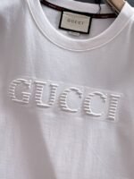 ⁦تيشيرت Gucci أسود رجالي قطن – لوقو قوتشي فاخر بتصميم كلاسيك أنيق⁩ - الصورة ⁦5⁩
