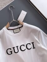 تيشيرت Gucci أسود رجالي قطن – لوقو قوتشي فاخر بتصميم كلاسيك أنيق