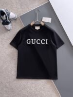 ⁦تيشيرت Gucci أسود رجالي قطن – لوقو قوتشي فاخر بتصميم كلاسيك أنيق⁩ - الصورة ⁦2⁩