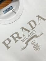 ⁦تيشيرت Prada أبيض رجالي قطن – لوقو برادا ميلانو فاخر⁩ - الصورة ⁦2⁩