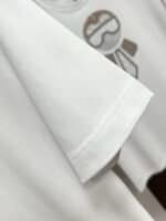 ⁦تيشيرت Prada أبيض رجالي قطن – لوقو برادا ميلانو فاخر⁩ - الصورة ⁦3⁩