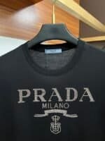 ⁦تيشيرت Prada أبيض رجالي قطن – لوقو برادا ميلانو فاخر⁩ - الصورة ⁦5⁩