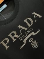 ⁦تيشيرت Prada أبيض رجالي قطن – لوقو برادا ميلانو فاخر⁩ - الصورة ⁦6⁩