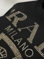 ⁦تيشيرت Prada أبيض رجالي قطن – لوقو برادا ميلانو فاخر⁩ - الصورة ⁦7⁩