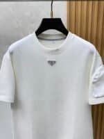 ⁦تيشيرت برادا أبيض قطن مع لوقو⁩ - الصورة ⁦3⁩