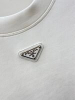 ⁦تيشيرت برادا أبيض قطن مع لوقو⁩ - الصورة ⁦4⁩