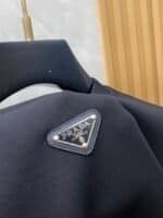 ⁦تيشيرت برادا أبيض قطن مع لوقو⁩ - الصورة ⁦2⁩