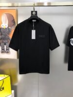 ⁦تيشيرت Dior أبيض رجالي قطن – لوقو ديور فاخر بتصميم كلاسيك أنيق⁩ - الصورة ⁦3⁩