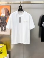 ⁦تيشيرت Dior أبيض رجالي قطن – لوقو ديور فاخر بتصميم كلاسيك أنيق⁩ - الصورة ⁦4⁩